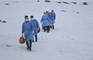 Karlı yolları aşarak korona virüs aşısı yapıyorlar