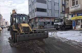 Kars’ta cadde ve sokakların karı temizliyor