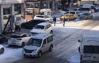 Kars’ta gelişi güzel park edilen araçlar trafiği...