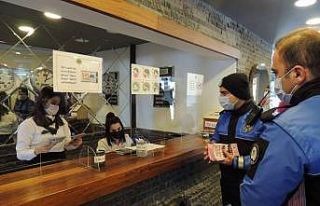 Kars’ta polisten Kovid-19 ve KADES bilgilendirmesi