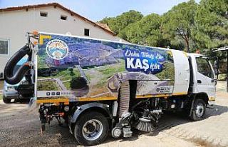 Kaş Belediyesine hibe yol süpürme aracı