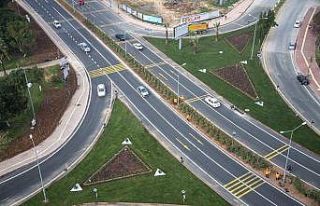 Katlı kavşak peyzaj düzenlemesi ile renkleniyor