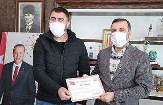 Kavak Belediyesi’nden greyder operatörüne ödül