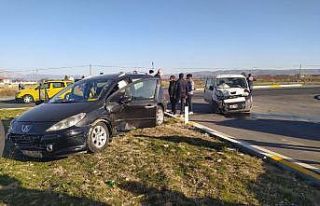 Kavşakta 2 otomobilin çarpışması neticesinde...