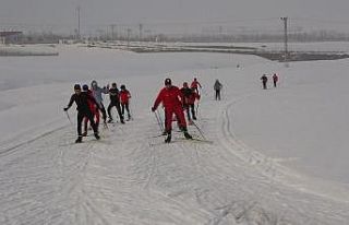 Kayaklı koşu sporcuları, şampiyona için kolları...