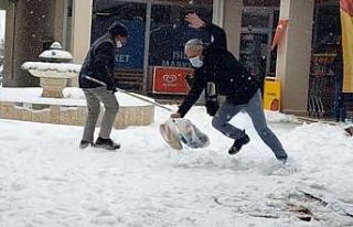 Kaygan zemine adım atan onlarca kişi düştü