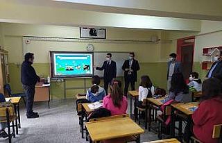 Kaymakam Alpay ders başı yapan öğrencileri ziyaret...