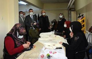 Kaymakam Çelik, dikiş nakış kursunda incelemede...