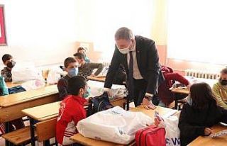 Kaymakam Yelek’ten öğrencilere giyim malzemesi...