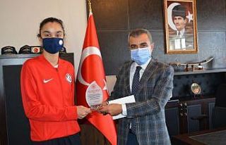 Kaymakamı Atasoy, Şampiyon Karaca’yı kutladı