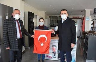 Kaymakamlıktan esnafa bayrak hediyesi