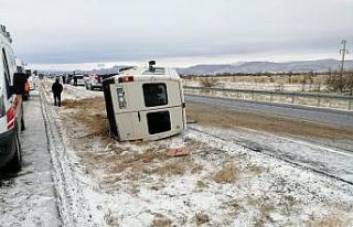 Kayseri’de işçi servisi kaygan yolda devrildi:...