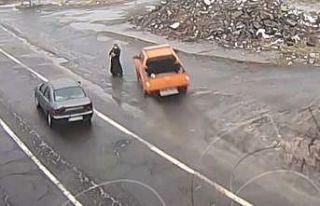 Kaza anları kamerada, yol kenarındaki kadın son...