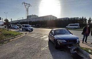 Kazada savrulan otomobil yayaya çarptı: 3 yaralı