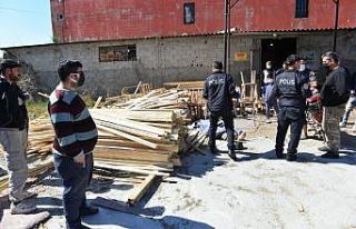 Kereste altında kalarak ölen kardeşe son bakış