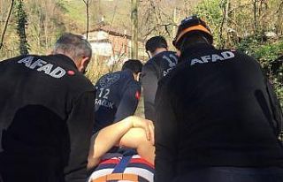 Kestiği ağacın altından yaralı olarak kurtarıldı