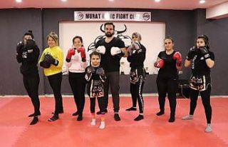 Kick boks ile hem spor yapıyor hem de kendilerini...