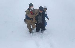 Kırsal alanda donma tehlikesi geçiren vatandaşı...