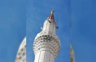 Kırşehir’de minarenin hoparlörüne takılan karga...