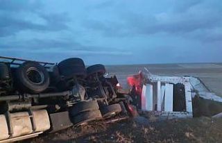 Kırşehir’de, yan yatan tırın sürücüsü hafif...