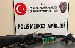 Kısıtlama denetiminde polise tüfekle yakalandı
