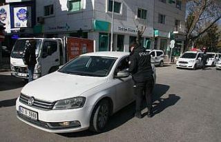 Kısıtlamada araç yoğunluğunun artmasına polis...