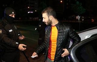 Kısıtlamada derbiyi izlemeye ve arkadaşına ilaç...