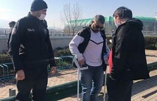 Kısıtlamada kontrol noktasından geçen engelli...