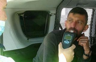 Kısıtlamada polisten kaçan alkollü sürücü duvara...