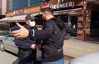 Kısıtlamaya uymadı, ceza yazılınca polisin üzerine...