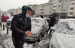 Kısıtlamayı unutan gençler kar topu savaşı yaptı