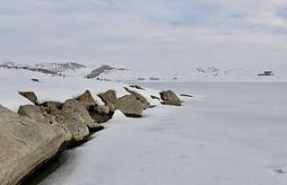 Kısmen buz tutan Yazıcı Barajı fotoğraf tutkunlarının...