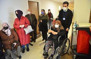 Kıymet teyzeyi aşı randevusuna belediye ekipleri...