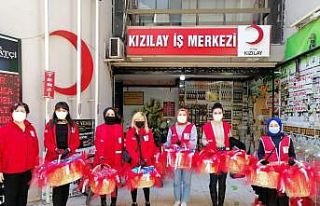 Kızılay gönüllüsü gençler sokakta maske dağıttı