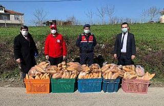Kızılay karantinada olan köye ekmek dağıttı