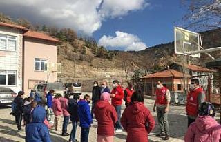 Kızılay’dan 120 çocuğa giysi yardımı