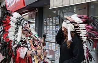 Kızılderili kıyafeti ile dünya turuna çıktı