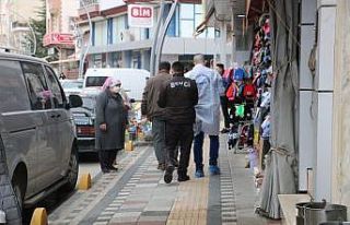 Kızını sokak ortasında bıçakladı