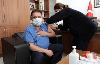 KKTC Başbakanı Saner, ikinci doz aşısını oldu