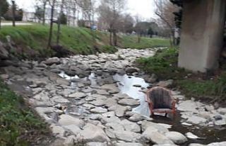 Koltuğun dereye atıldığını gören sporcular...