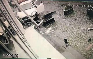 Kontrolden çıkan otomobil iş yerine böyle daldı