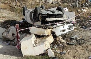 Kontrolden çıkan otomobil yol kenarındaki mermer...