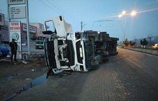 Kontrolden çıkan Tır yan yattı