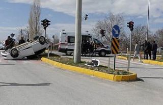 Konya’da çarpışan otomobillerden biri takla attı:...