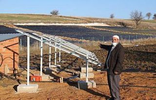 Konya’da tarla sulamak için kurulan güneş panellerini...