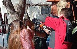 Korkuluk demirine sıkışan kediyi itfaiye kurtardı