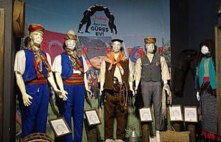 Korona virüse dikkat çekmek için heykellere maske...