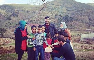 Köy köy gezip çocuklara pasta dağıtıyorlar