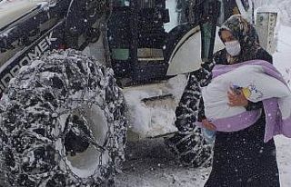 Küçük çocuğu almaya giden ambulans yolda kaldı,...