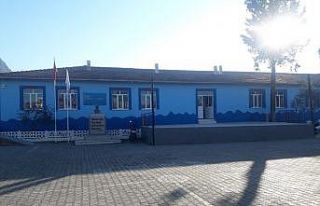 Küçük çocuk harçlıklarını okulunun tadilatı...